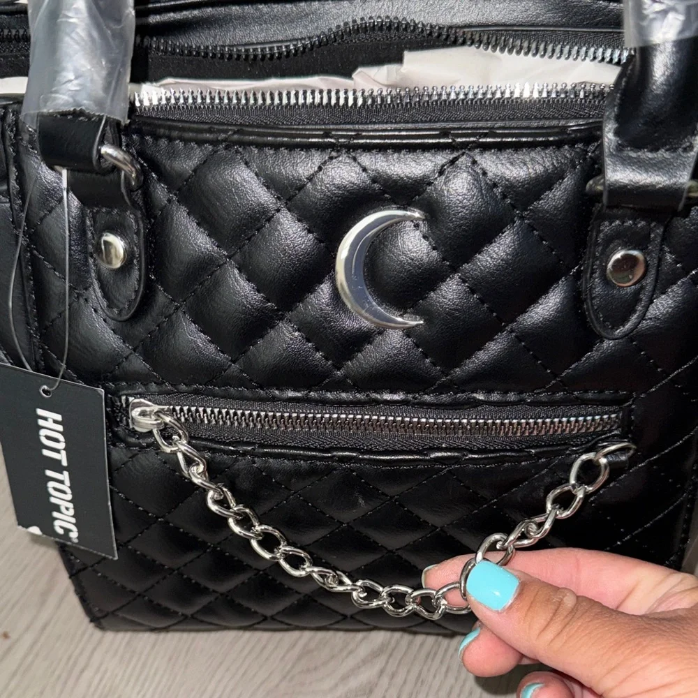 Hot Topic Black Quilted Bat Wing Satchel - Picture 3 of 7